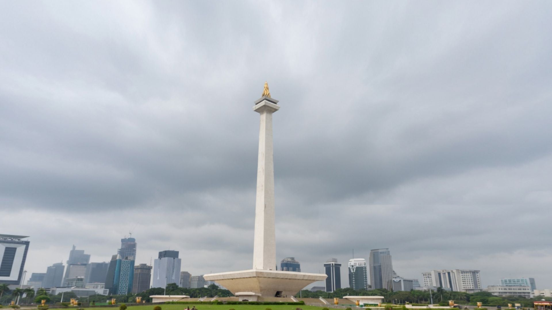 Polusi Udara di Monas Jakarta Indonesia Menurun Tapi Tetap Tinggi dan Tidak Aman bagi WHO