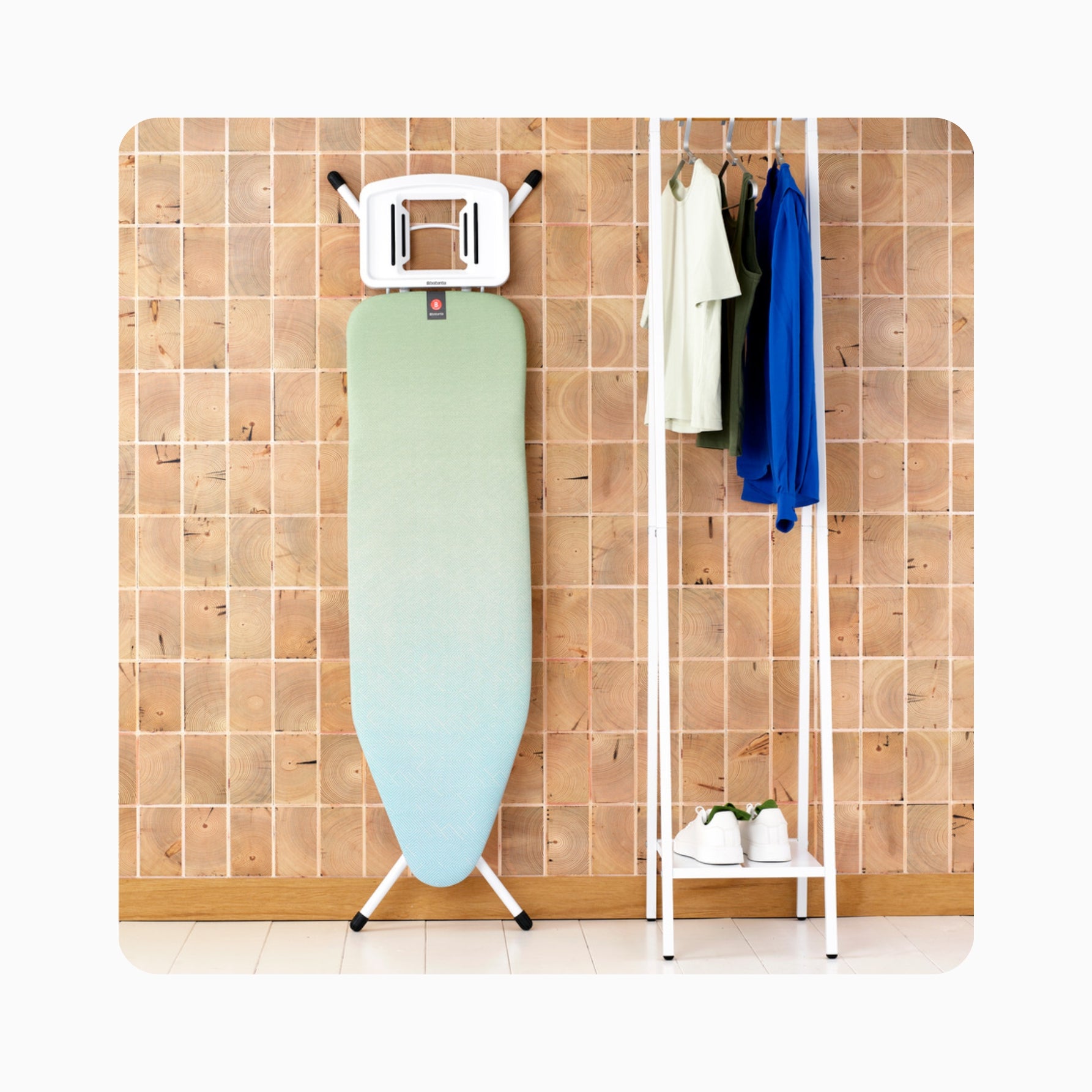 Brabantia Ironing Board B Soothing Sea lipat berdiri di ruangan, ukuran standar permukaan luas