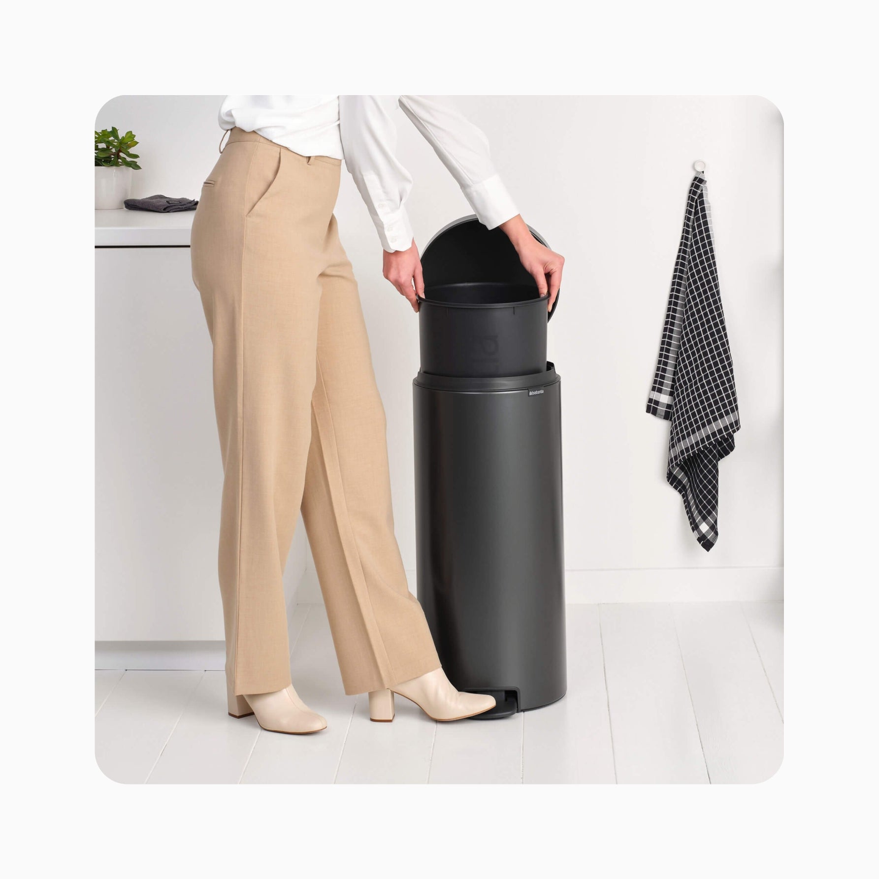 NewIcon Pedal Bin 30L - Matt Black