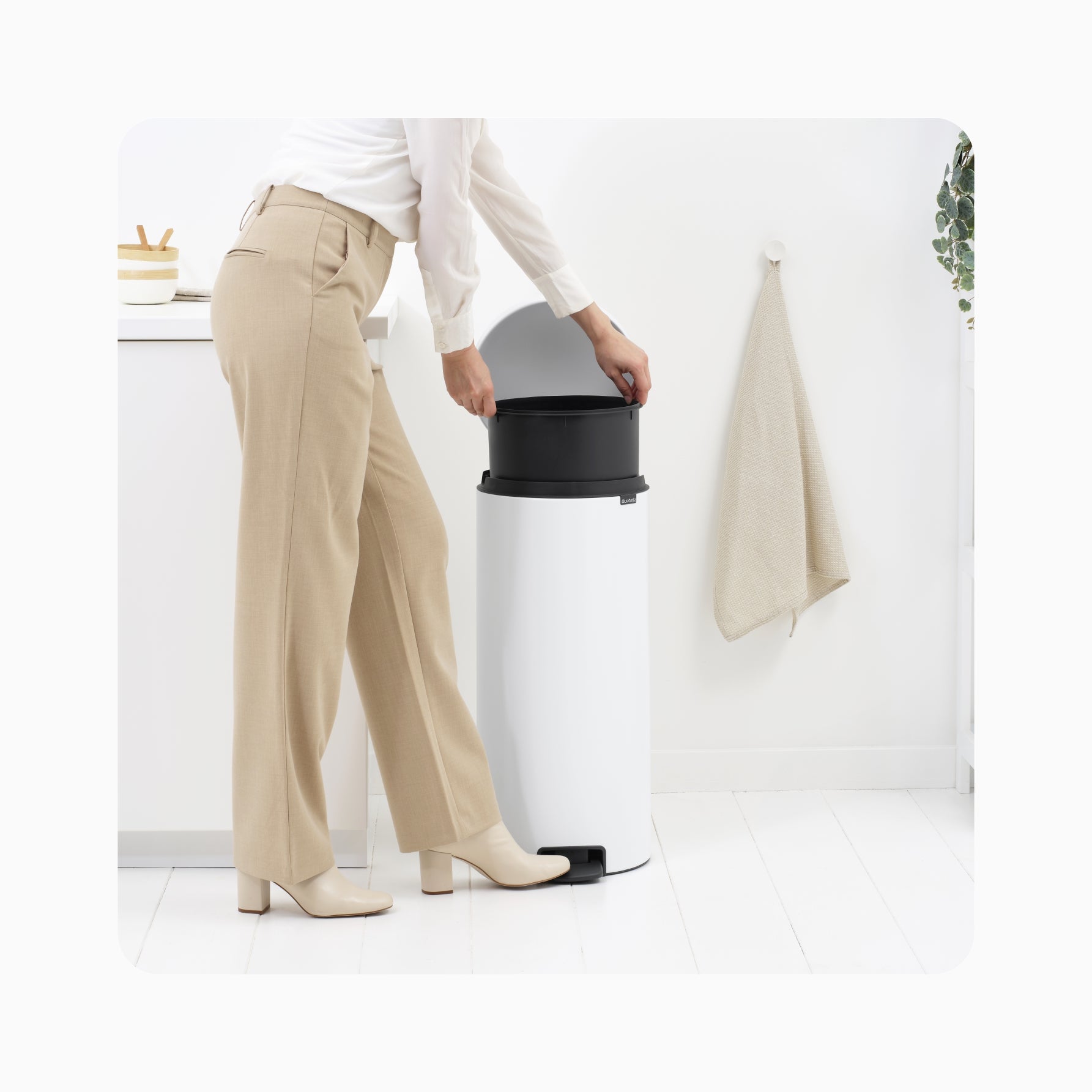 NewIcon Pedal Bin 30L - White