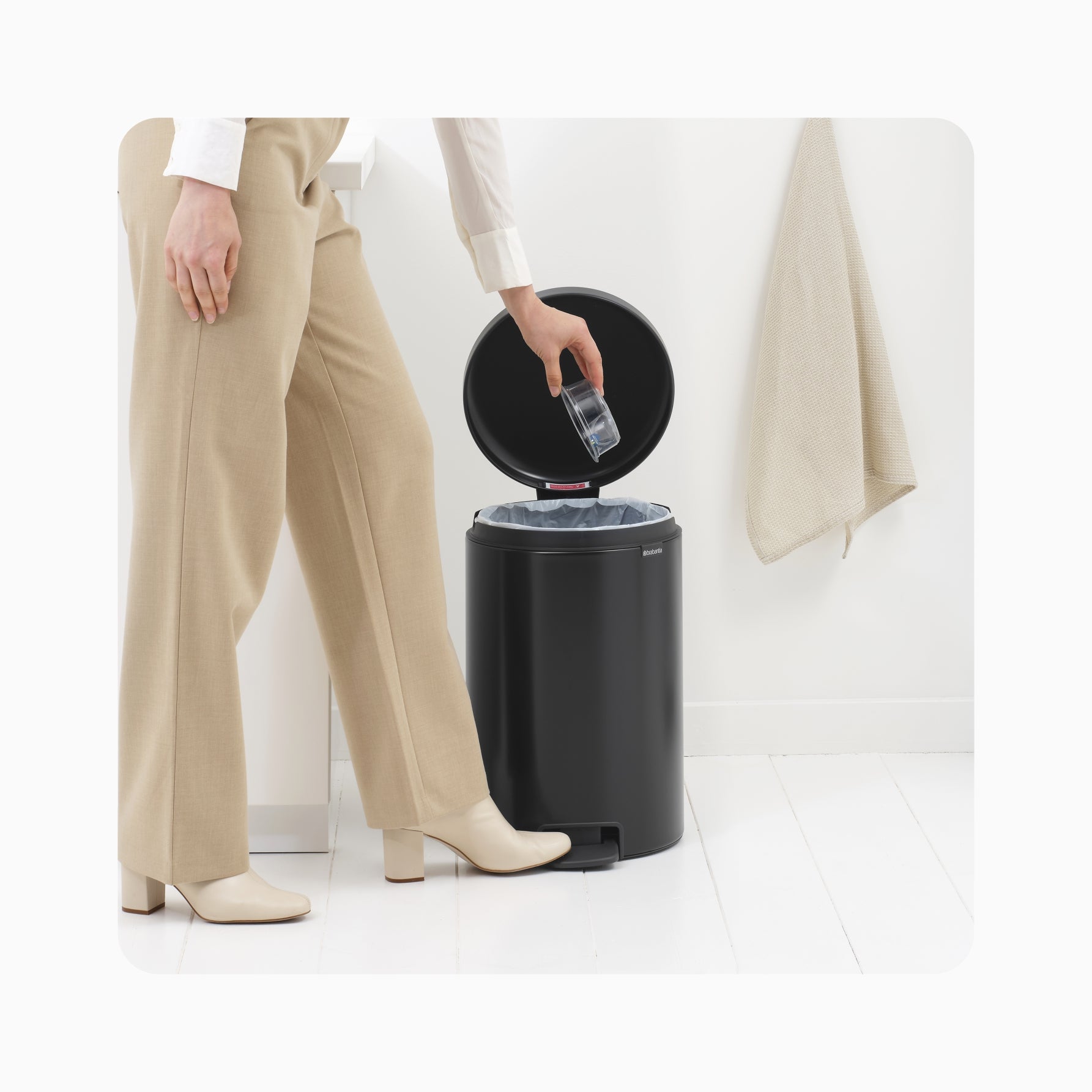 NewIcon Pedal Bin 20L - Matt Black